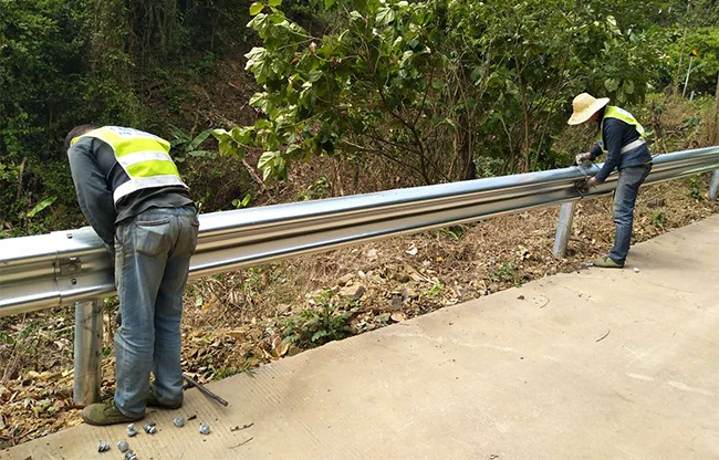 平顶山高速公路护栏的定期维护与保养